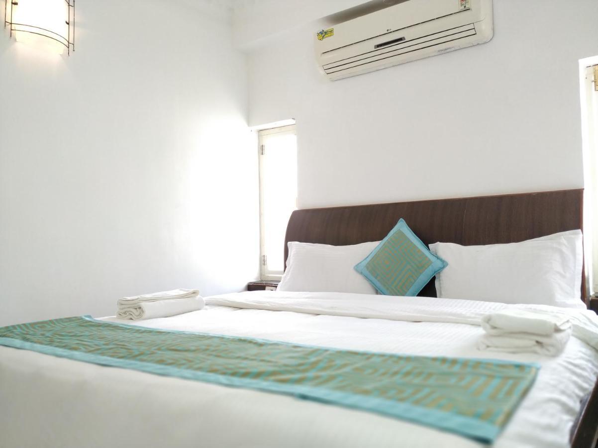 Aum Hotel Путапарти Екстериор снимка