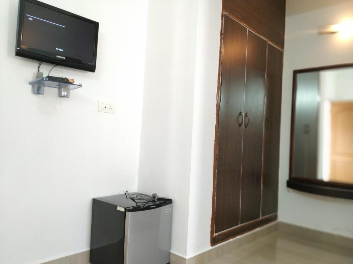 Aum Hotel Путапарти Екстериор снимка