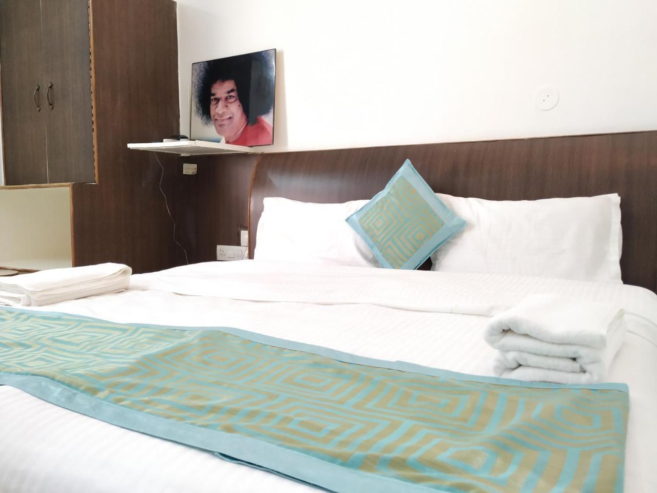 Aum Hotel Путапарти Екстериор снимка