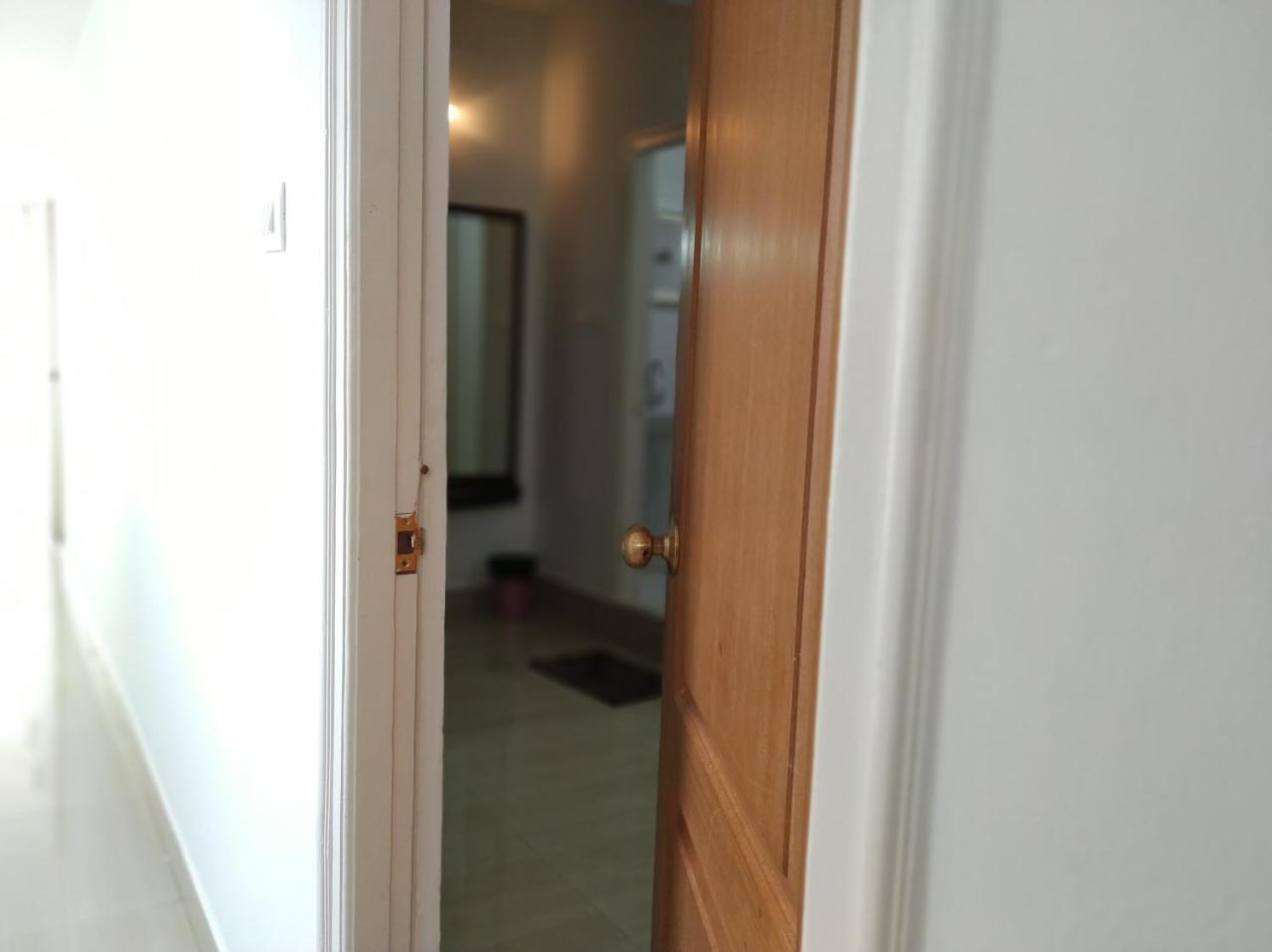 Aum Hotel Путапарти Екстериор снимка