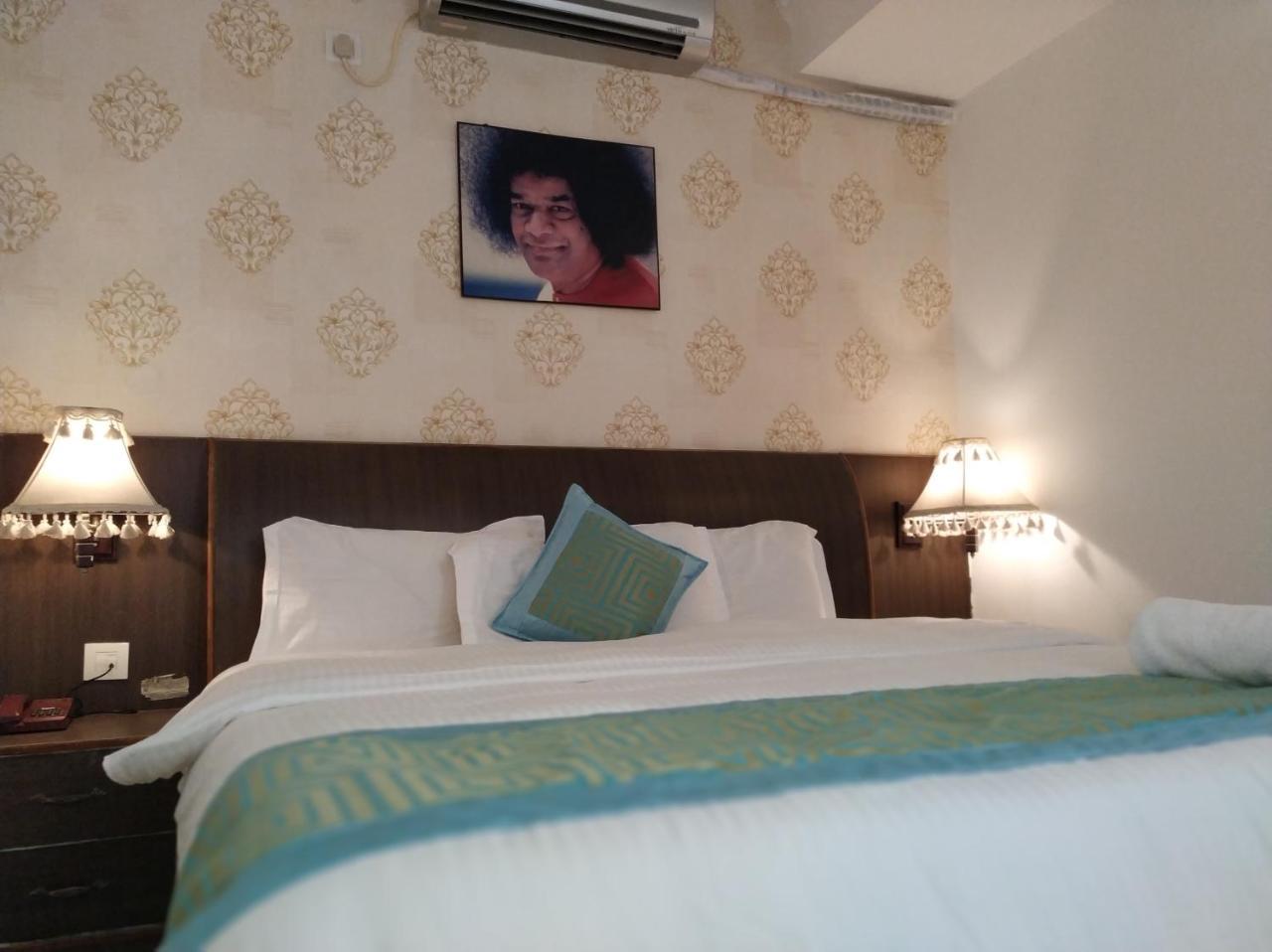 Aum Hotel Путапарти Екстериор снимка