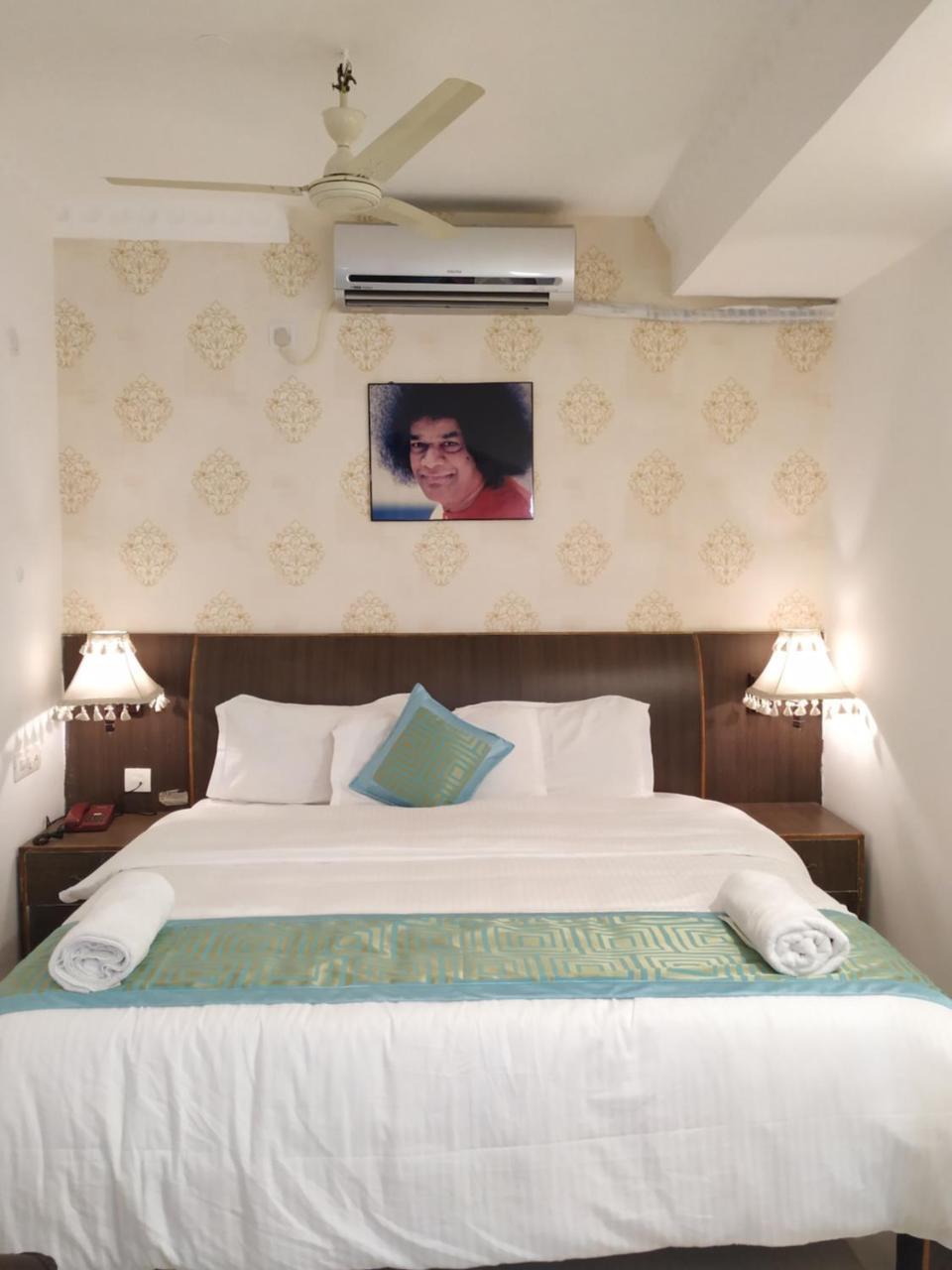 Aum Hotel Путапарти Екстериор снимка