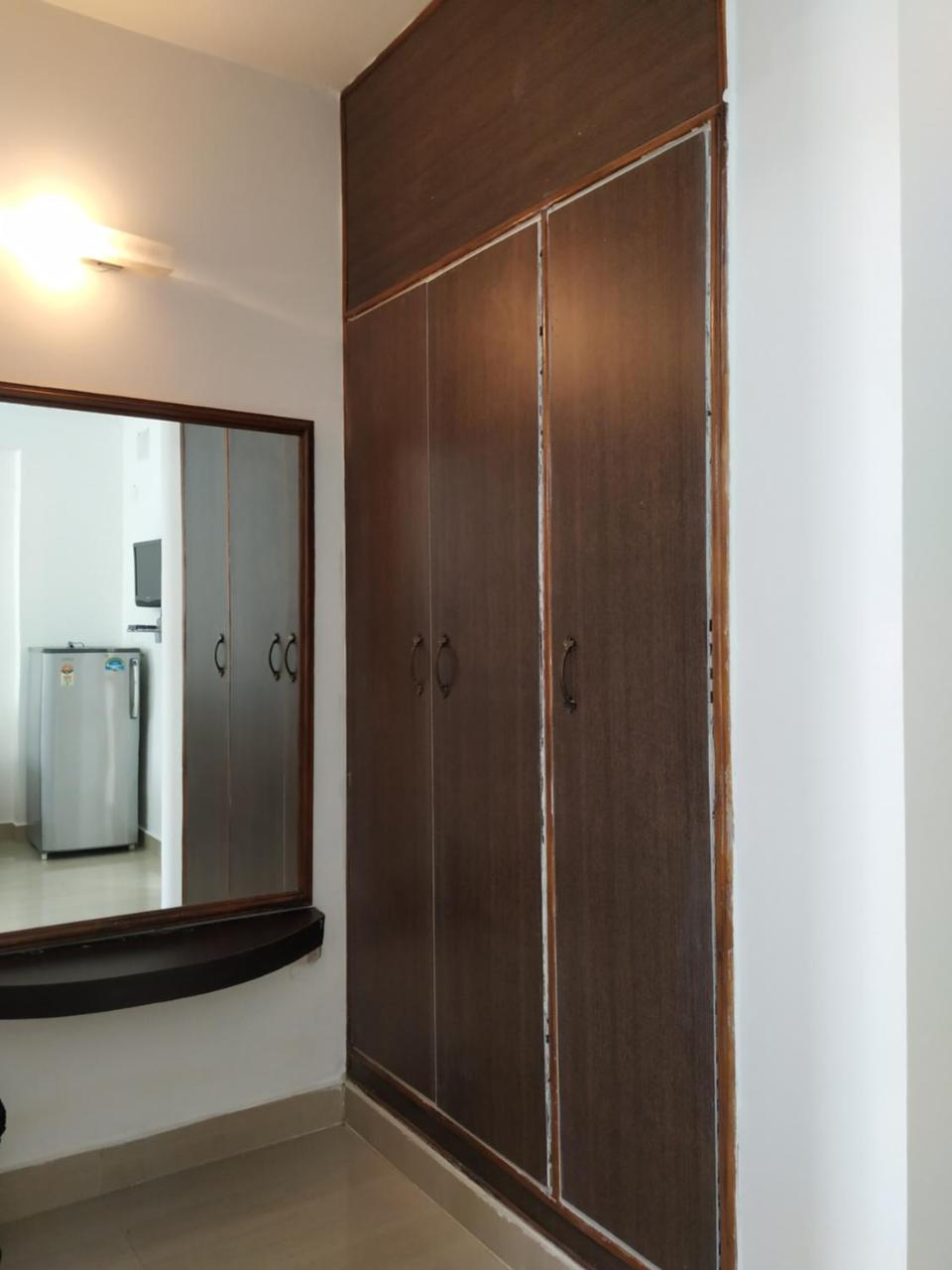 Aum Hotel Путапарти Екстериор снимка