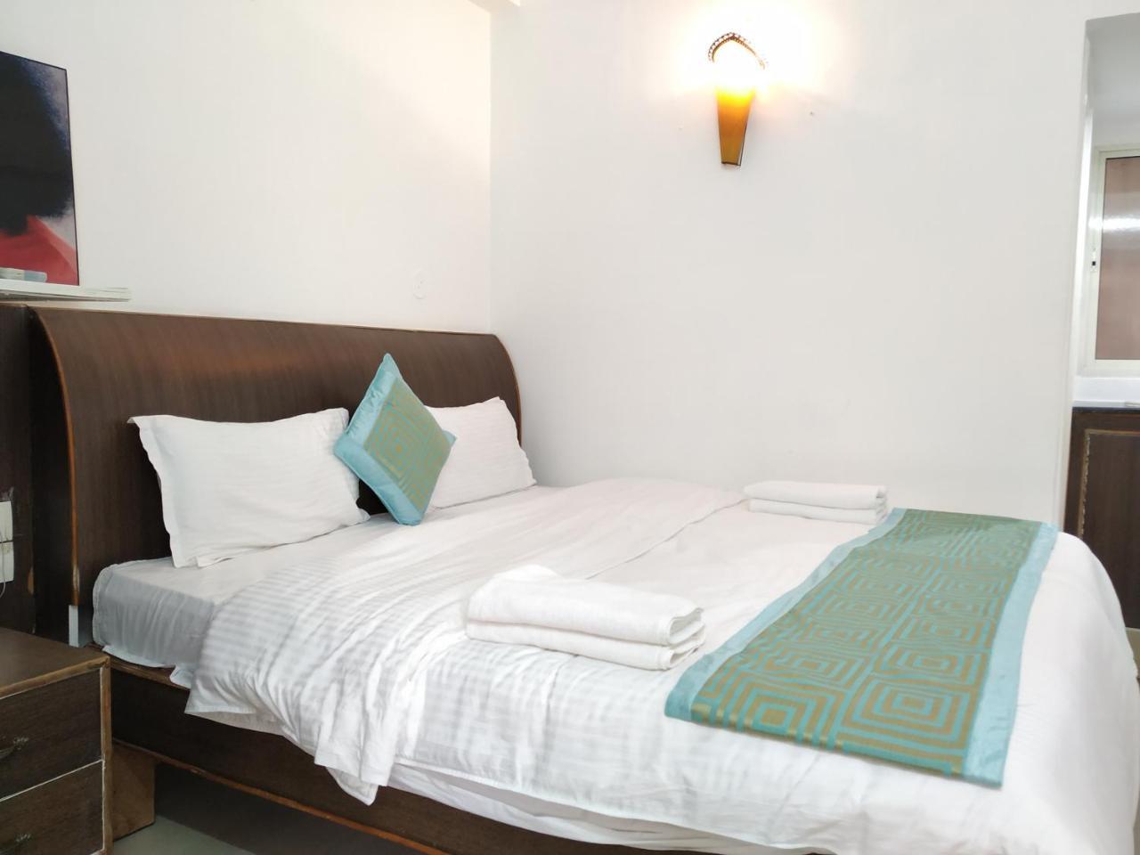 Aum Hotel Путапарти Екстериор снимка