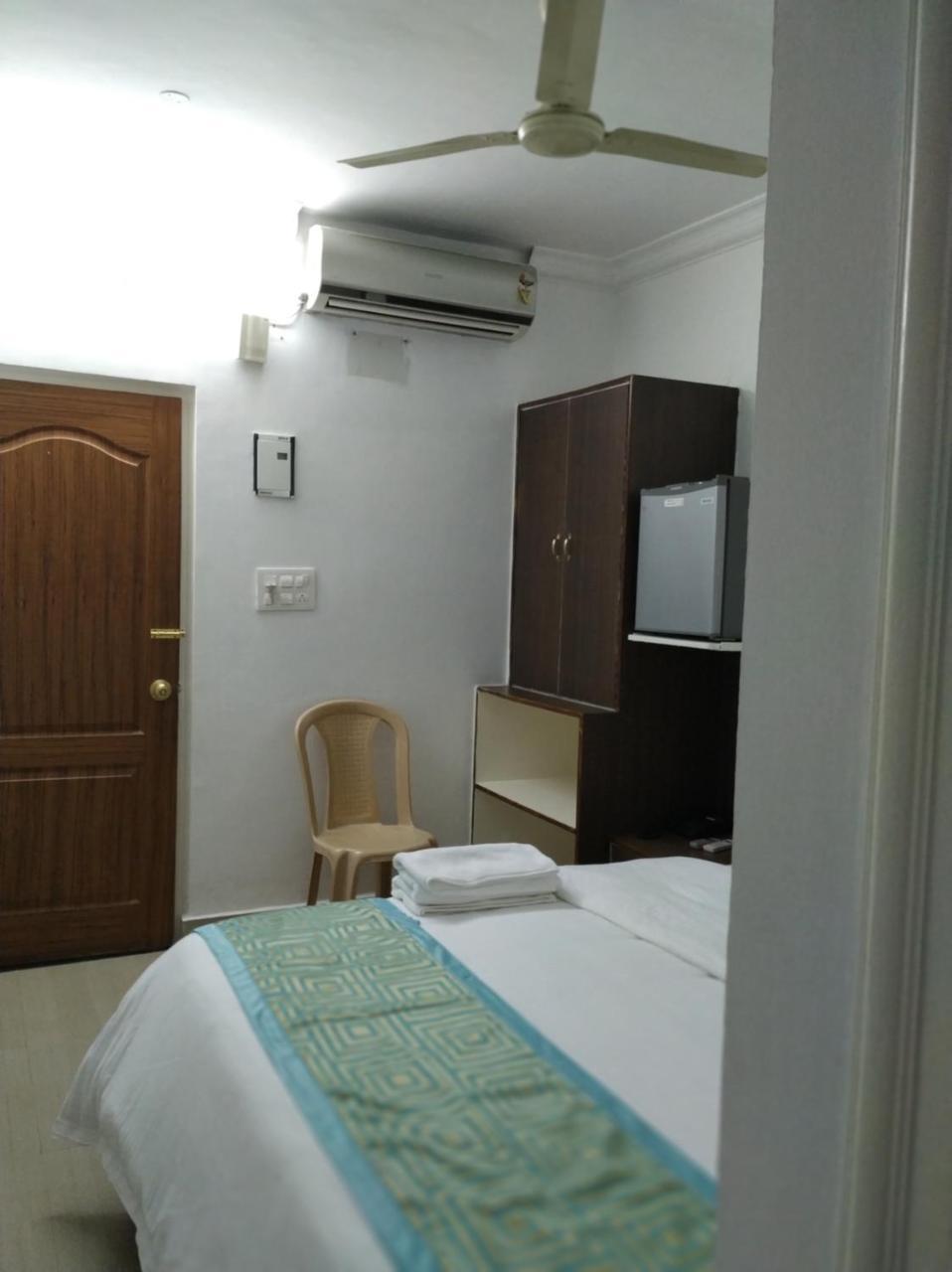 Aum Hotel Путапарти Екстериор снимка
