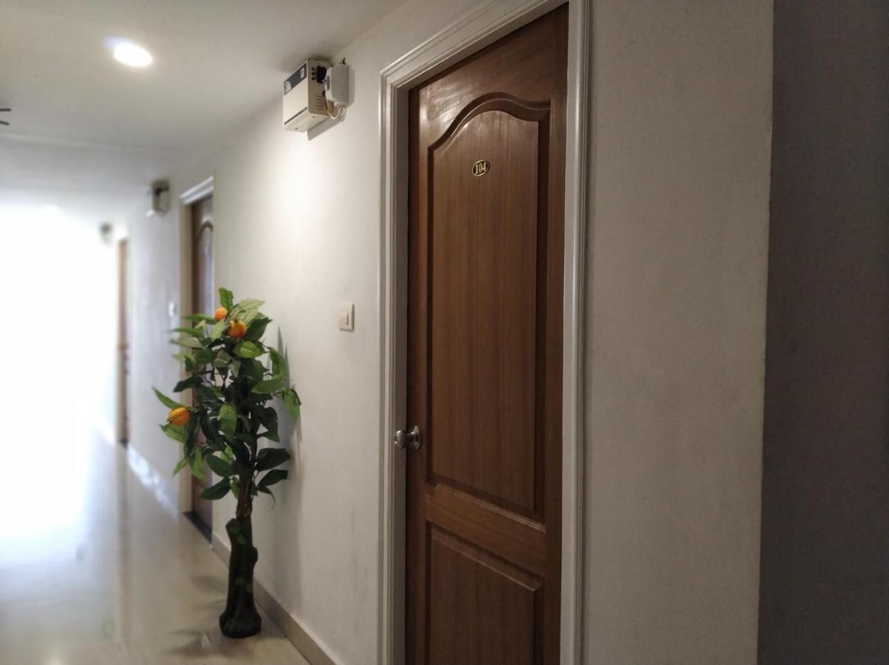 Aum Hotel Путапарти Екстериор снимка