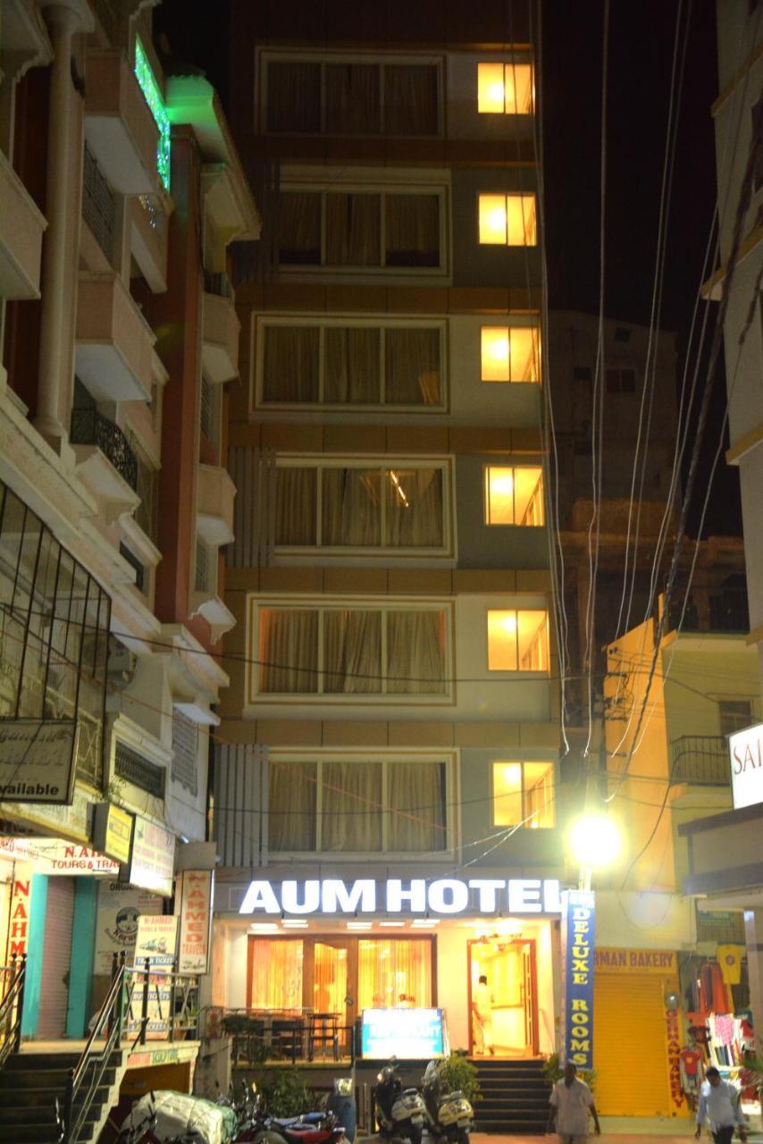 Aum Hotel Путапарти Екстериор снимка